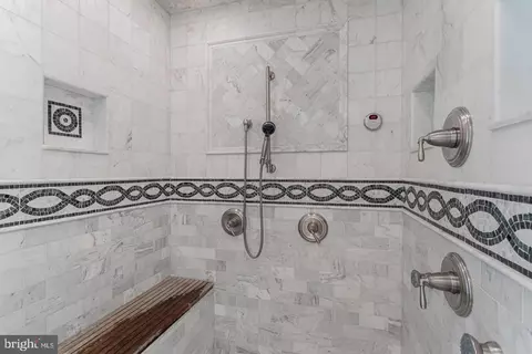 Bath - 6607 Tina Ln, Mclean, VA 22101 photo 6 of 8