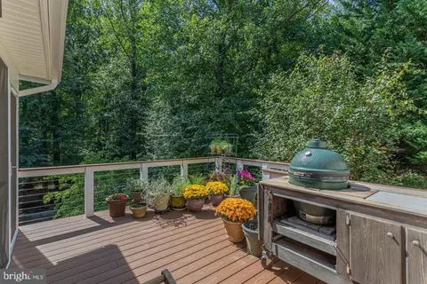Exterior - 6607 Tina Ln, Mclean, VA 22101 photo 7 of 15