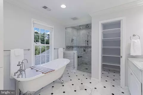 Bath - 6607 Tina Ln, Mclean, VA 22101 photo 4 of 8