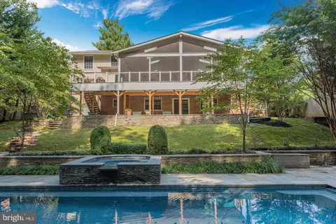 Exterior - 6607 Tina Ln, Mclean, VA 22101 photo 11 of 15