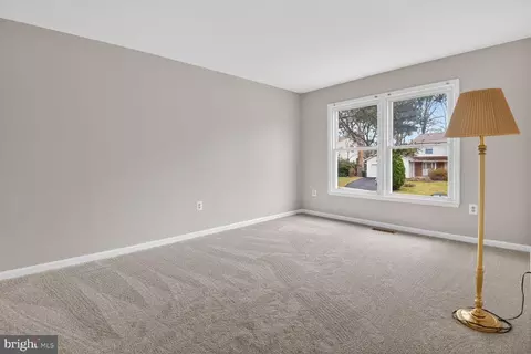 Living - 7140 Hamor Ln, Springfield, VA 22153 photo 7 of 8