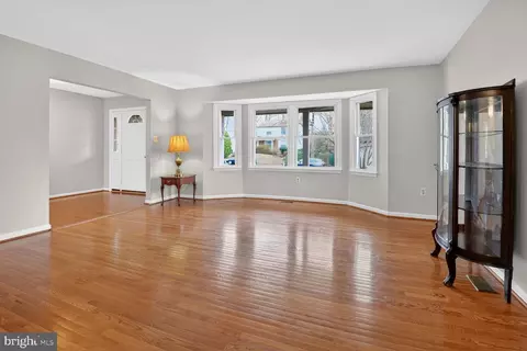 Living - 7140 Hamor Ln, Springfield, VA 22153 photo 2 of 8