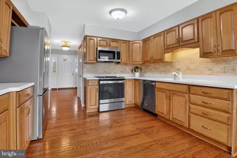 Entry Way - 7140 Hamor Ln, Springfield, VA 22153 photo 2 of 2