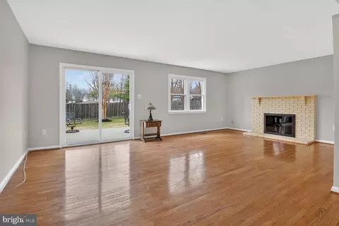 Living - 7140 Hamor Ln, Springfield, VA 22153 photo 6 of 8