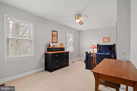 Bedroom - 11202 Cranbrook Ln, Oakton, VA 22124 photo 3 of 10