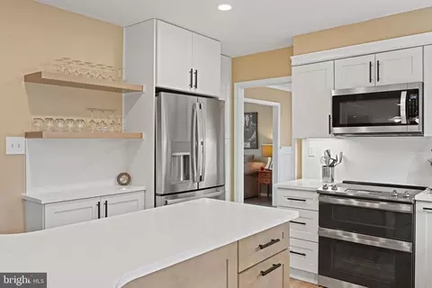 Kitchen - 11202 Cranbrook Ln, Oakton, VA 22124 photo 5 of 5