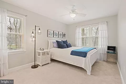 Bedroom - 11202 Cranbrook Ln, Oakton, VA 22124 photo 5 of 10