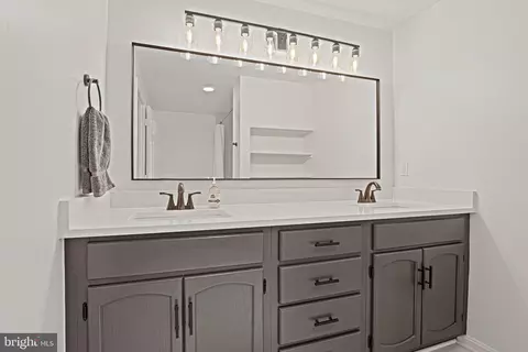 Bath - 11202 Cranbrook Ln, Oakton, VA 22124 photo 6 of 7
