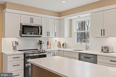 Kitchen - 11202 Cranbrook Ln, Oakton, VA 22124 photo 4 of 5