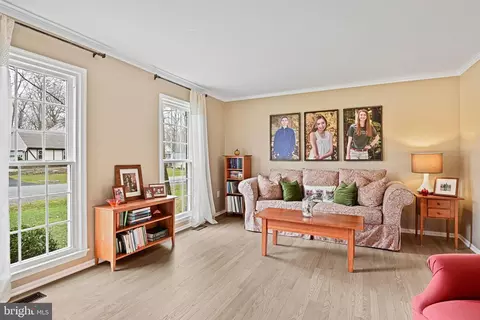 Living - 11202 Cranbrook Ln, Oakton, VA 22124 photo 2 of 3