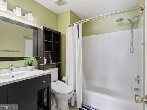 Bath - 13480 Stanton Pl, Herndon, VA 20171 photo 4 of 4