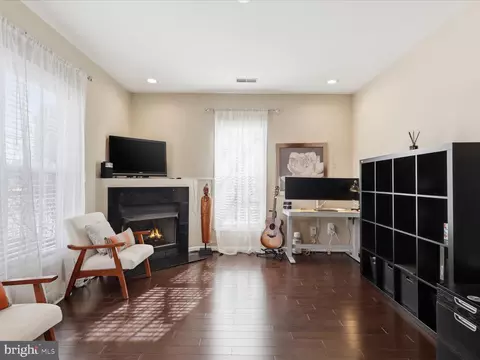 Living - 13480 Stanton Pl, Herndon, VA 20171 photo 2 of 5