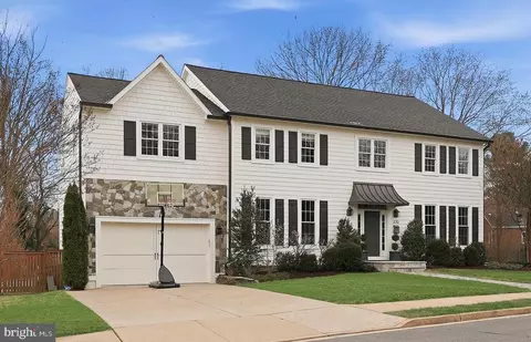 370 Holmes Dr NW, Vienna, VA 22180