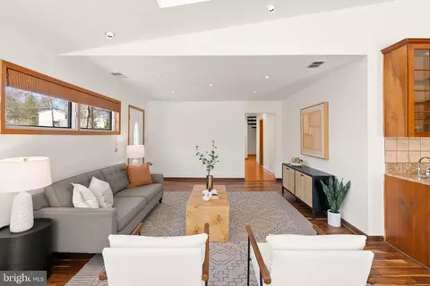 Living - 8737 Redman St, Springfield, VA 22153 photo 4 of 6