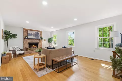 Living - 6404 Phillip Ct, Springfield, VA 22152 photo 2 of 4