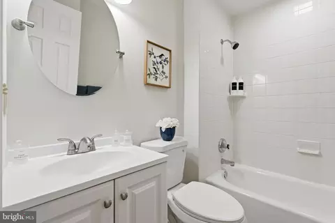 Bath - 6404 Phillip Ct, Springfield, VA 22152 photo 4 of 5