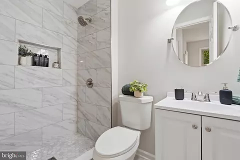 Bath - 6404 Phillip Ct, Springfield, VA 22152 photo 2 of 5
