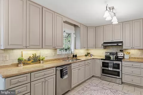 Kitchen - 6404 Phillip Ct, Springfield, VA 22152 photo 5 of 6