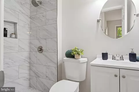 Bath - 6404 Phillip Ct, Springfield, VA 22152 photo 3 of 5