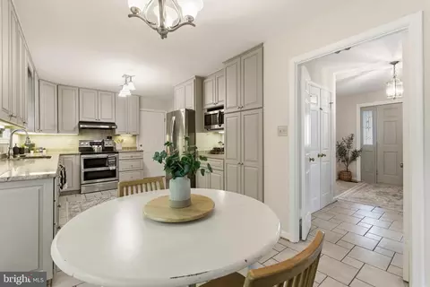 Entry Way - 6404 Phillip Ct, Springfield, VA 22152 photo 5 of 9