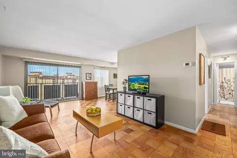 3101 S Manchester St #906, Falls Church, VA 22044