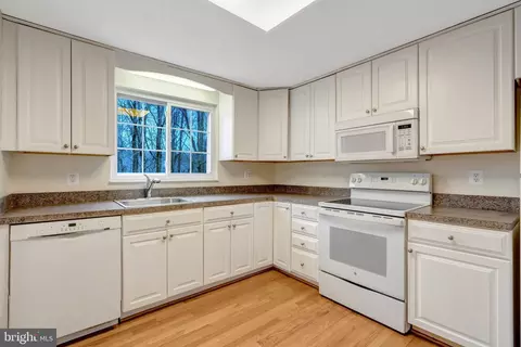 7743 Middle Valley Dr, Springfield, VA 22153 photo 2