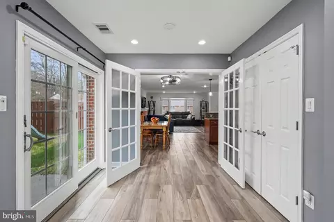 Entry Way - 5633 Inverchapel Rd, Springfield, VA 22151 photo 5 of 7