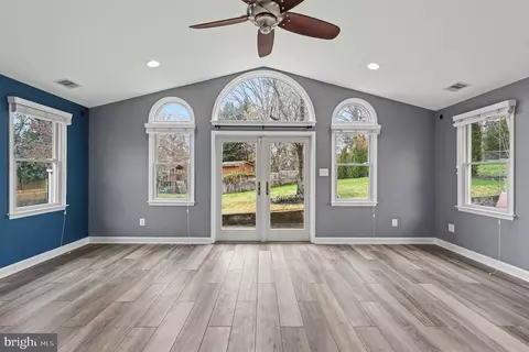 Living - 5633 Inverchapel Rd, Springfield, VA 22151 photo 4 of 6