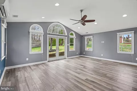 Living - 5633 Inverchapel Rd, Springfield, VA 22151 photo 5 of 6