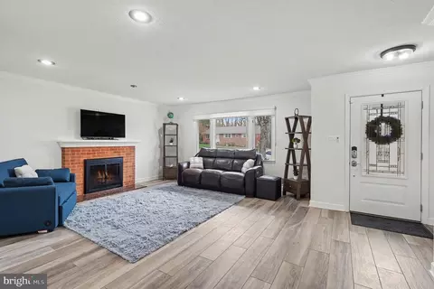Living - 5633 Inverchapel Rd, Springfield, VA 22151 photo 1 of 6