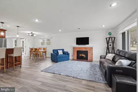 Living - 5633 Inverchapel Rd, Springfield, VA 22151 photo 3 of 6