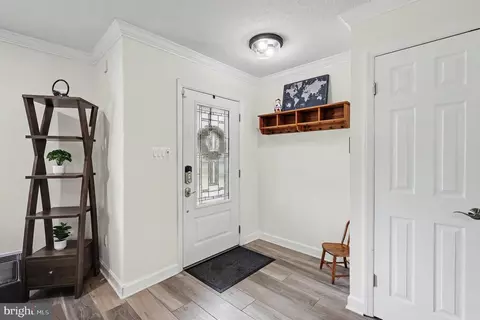 Entry Way - 5633 Inverchapel Rd, Springfield, VA 22151 photo 1 of 7
