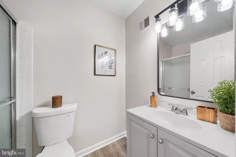 Bath - 9117 Galbreth Ct, Springfield, VA 22153 photo 2 of 2