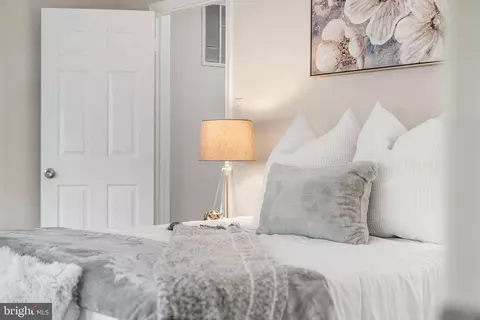 Bedroom - 9117 Galbreth Ct, Springfield, VA 22153 photo 2 of 7