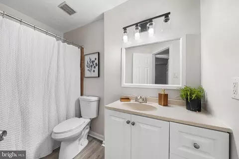 Bath - 9117 Galbreth Ct, Springfield, VA 22153 photo 1 of 2