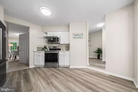 Entry Way - 9117 Galbreth Ct, Springfield, VA 22153 photo 4 of 8