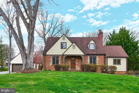 6586 Braddock Rd, Alexandria, VA 22312
