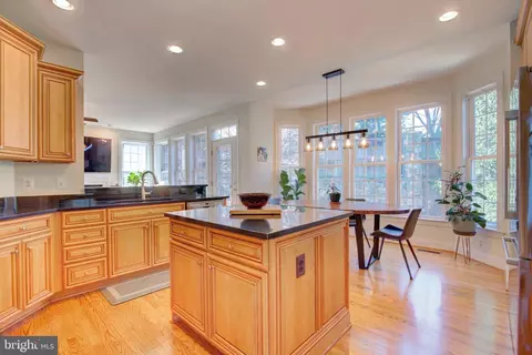 7690 Oak Field Ct, Springfield, VA 22153 photo 9