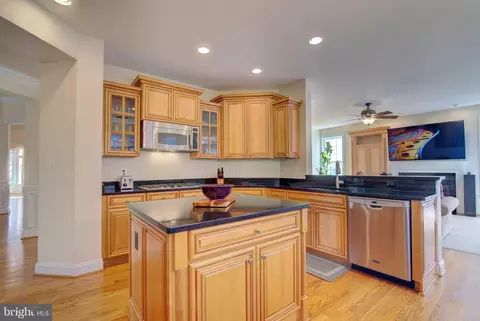 7690 Oak Field Ct, Springfield, VA 22153 photo 3