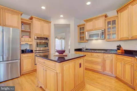 7690 Oak Field Ct, Springfield, VA 22153 photo 8