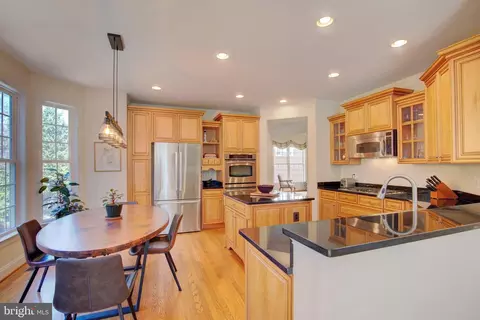 7690 Oak Field Ct, Springfield, VA 22153 photo 2