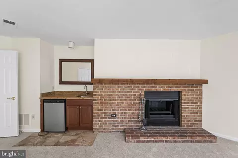 Living - 7937 Edinburgh Dr, Springfield, VA 22153 photo 4 of 7