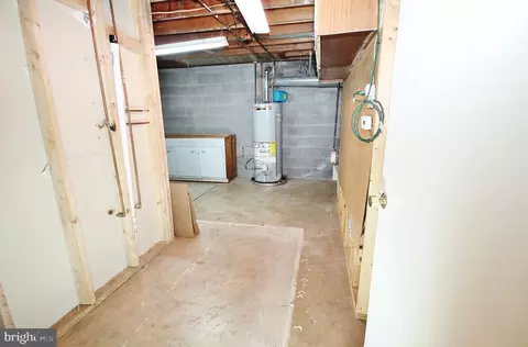 Entry Way - 5504 Inverchapel Rd, Springfield, VA 22151 photo 6 of 7