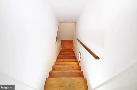Entry Way - 5504 Inverchapel Rd, Springfield, VA 22151 photo 3 of 7