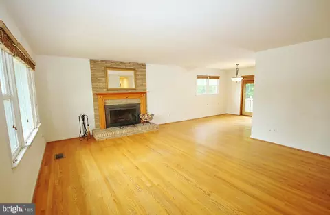 Living - 5504 Inverchapel Rd, Springfield, VA 22151 photo 1 of 6