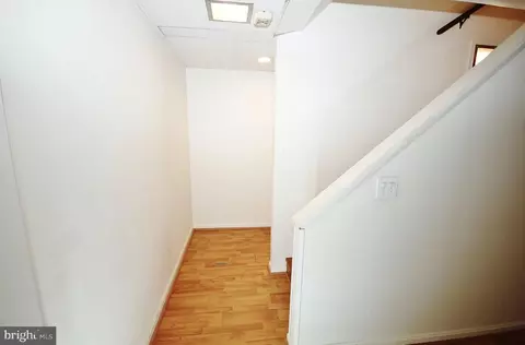 Entry Way - 5504 Inverchapel Rd, Springfield, VA 22151 photo 4 of 7
