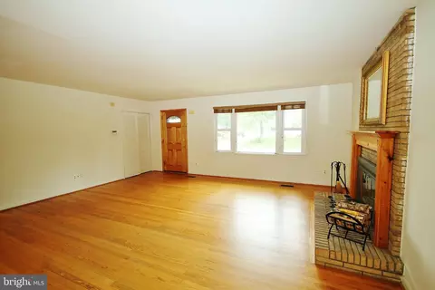 Living - 5504 Inverchapel Rd, Springfield, VA 22151 photo 3 of 6