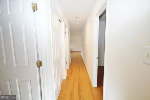 Entry Way - 5504 Inverchapel Rd, Springfield, VA 22151 photo 2 of 7