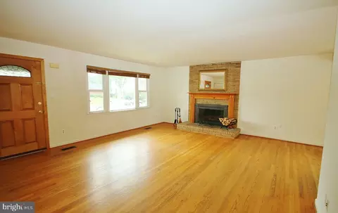 Living - 5504 Inverchapel Rd, Springfield, VA 22151 photo 2 of 6