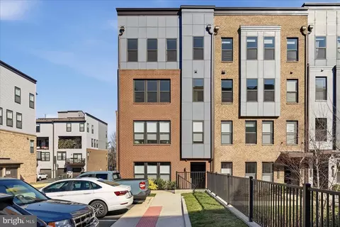 12118 Loblolly Dr #40, Fairfax, VA 22033